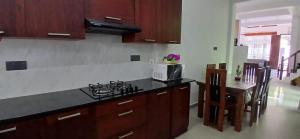 Η κουζίνα ή μικρή κουζίνα στο Ambalangoda Villa