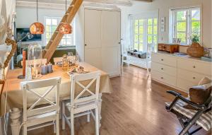 セビーにある2 Bedroom Stunning Home In Sæbyの木製のテーブルと椅子のあるキッチン