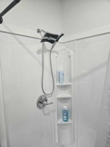 eine Dusche mit Duschkopf in einem Badezimmer in der Unterkunft Nomad Pad in Detroit