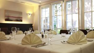 ein Tisch mit Weingläsern und Servietten darauf in der Unterkunft Schlosshotel Ahaus in Ahaus