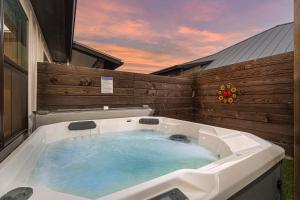 ein Whirlpool im Hinterhof eines Hauses in der Unterkunft Eagle's Hangout - Hot Tub Close to 290 Wine Trail in Fredericksburg