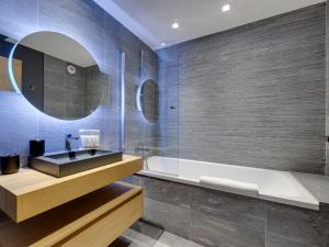 a bathroom with a sink and a tub at Tignes Le Lac: 4 pièces, 6 pers, Wifi, linge inclus - FR-1-641-80 in Tignes +11 photos