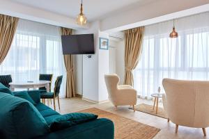 ママイア・ノルドにあるApartament Atlantis by Infinity ALZの緑のソファとテーブルのあるリビングルーム
