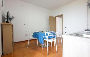 comedor con mesa azul y sillas blancas en 1 Bedroom Amazing Apartment In Castellabate, en Castellabate