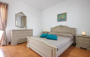 Un dormitorio con una cama con dos cómodas y un espejo. en 1 Bedroom Amazing Apartment In Castellabate, en Castellabate