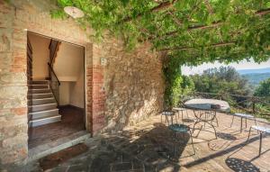 Балкон или терраса в 3 Bedroom Awesome Apartment In Casole D'elsa
