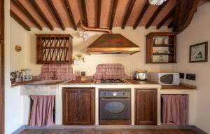 Кухня или мини-кухня в 3 Bedroom Awesome Apartment In Casole D'elsa

