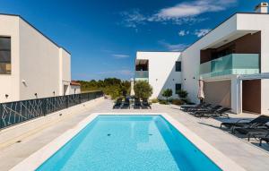 - une piscine sur le côté d'une maison dans l'établissement Lovely Apartment In Vrsi With Sauna, à Kod Mula 21 autres photos