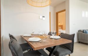 - une table à manger avec des verres à vin et des chaises dans l'établissement Lovely Apartment In Vrsi With Sauna, à Kod Mula