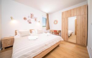 une chambre avec un grand lit avec des draps blancs dans l'établissement Lovely Apartment In Vrsi With Sauna, à Kod Mula