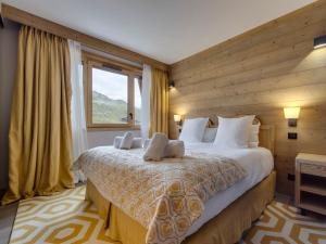 a bedroom with a large bed and a window at Appartement spacieux avec balcon - Tignes le Lac - FR-1-641-83 in Tignes