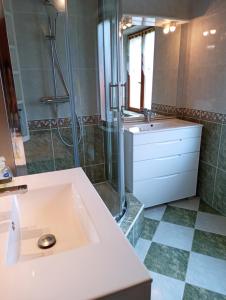un bagno con lavandino, doccia e vasca di Maison 4 chambres, climatisée, terrasse, garage cadre paisible 8EGLI10 a Canet-en-Roussillon Altre 12 foto