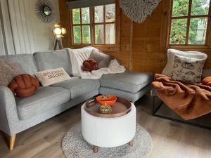 O zonă de relaxare la White River Retreats luxury lodges with Private Wood Fired Hot Tub
