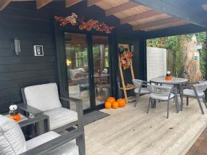 Un patio sau altă zonă în aer liber la White River Retreats luxury lodges with Private Wood Fired Hot Tub