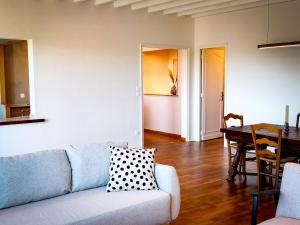 un salon avec un canapé et une table dans l'établissement Villa Hortensia - Charming Cottage Near Fontainebleau, à Veneux-les-Sablons 24 autres photos