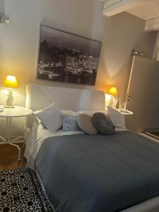 费拉拉La Suite di Giulia的一间卧室，有一张大床，上面有枕头