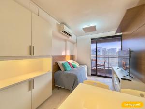 a small room with a bed and a window at Landscape melhores apartamentos da Beira Mar in Fortaleza +27 photos