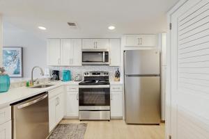 Η κουζίνα ή μικρή κουζίνα στο Sea Colony - 207 Brandywine House Rd.