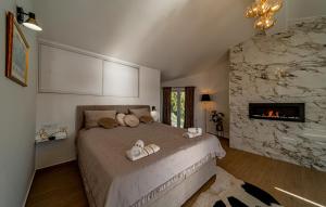 a bedroom with a bed and a fireplace at Apartment Karbuni Royal by Villas Guide in Brnistrova