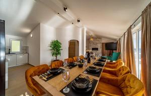 a dining room with a long table and chairs at Apartment Karbuni Royal by Villas Guide in Brnistrova