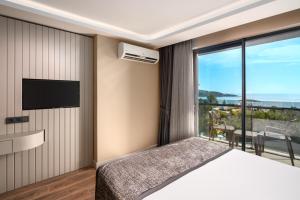 TV a/nebo společenská místnost v ubytování SEA PHORİA BEACH RESORT HOTEL - All Inclusive Plus - Adults friendly 12 plus