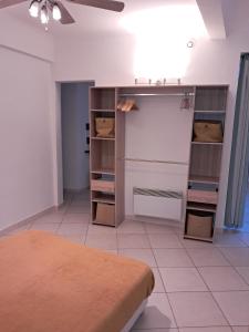 a room with a bed and some shelves at Les Cooliss in Avignon