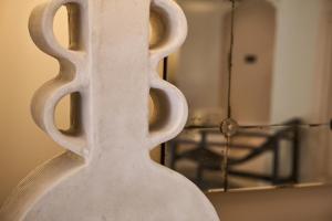 eine weiße Vase vor einem Spiegel in der Unterkunft Villa Cas Pilot Casa Mallorquina del Siglo XVIII NEW OPENING in Son Servera