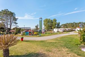un parque con una zona de juegos y un área de juegos en Bungalow T3 I - 15 Min From Nazaré, en Pataias