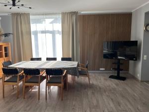 Телевизор и/или развлекательный центр в FAMILY HOUSE MARUPE