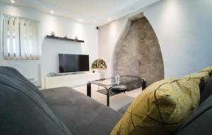 un soggiorno con un divano e un tavolo di vetro di Villa Andrea island Krk by Villas Guide a Risika