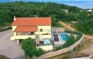 una vista aerea di una casa con piscina di Villa Andrea island Krk by Villas Guide a Risika