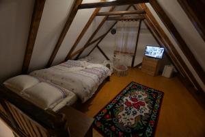 Ένα ή περισσότερα κρεβάτια σε δωμάτιο στο Casa Grosu