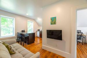 Et tv og/eller underholdning på 2 Bedroom Flat Across From The Hospital