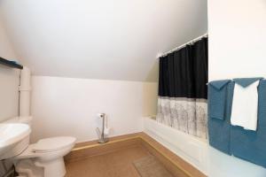 Et badeværelse på 2 Bedroom Flat Across From The Hospital + 3 billeder