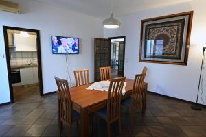 une salle à manger avec une table et des chaises en bois dans l'établissement Amalia's Home, à Bari