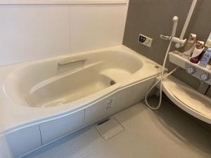 a white tub in a bathroom next to a toilet at Relax Inn - Vacation STAY 68048v in Kisarazu +33 photos