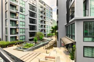 ein Apartmenthaus mit einem Gehweg zwischen zwei Gebäuden in der Unterkunft City Gate Kamala B216 by Phuket Sabay Rent in Phuket