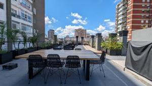a table and chairs on top of a building at DUO Espectacular Monoamb, Belgrano in Buenos Aires