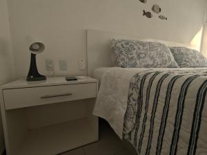 アカプルコにあるAdults Only Condo Close to the Beachのベッドルーム1室(ナイトスタンドにランプ付) +48枚の写真