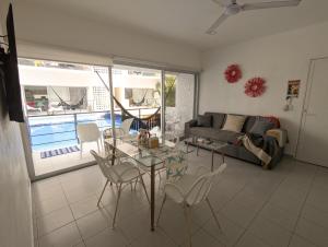 アカプルコにあるAdults Only Condo Close to the Beachのソファとテーブルと椅子のあるリビングルーム