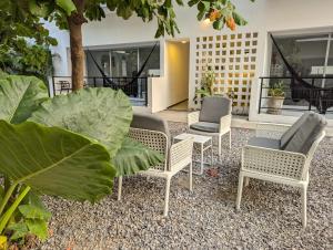 アカプルコにあるAdults Only Condo Close to the Beachのパティオに座る椅子