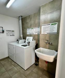 Un baño con lavabo y lavadora. en Urquiza Suite Premium Rental, en Buenos Aires 38 fotos más