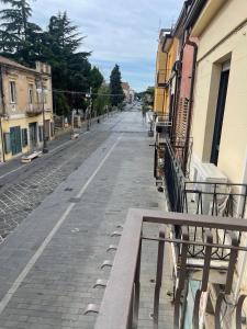 an empty street with a bench next to a building at Dimora Vibo Centro in Vibo Valentia