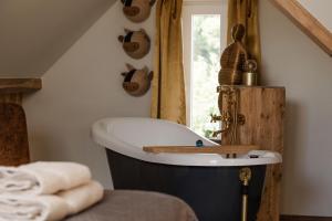 a bathroom with a bath tub and a window at Time - Out Genoelselderen in Riemst