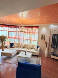un salon avec un canapé et une table dans l'établissement Luxury Villa Apartment with Rooftop Terrace & Free Parking, à Tirana