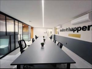 a conference room with a long table and chairs at Flat Elegante c/ Varanda e Vista Mar - Tambaú in Tambaú +63 photos