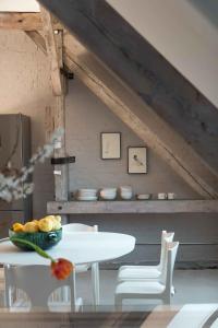 einen weißen Tisch und Stühle in einer Küche mit einem Tisch in der Unterkunft Stadtflucht Homes in Berlin