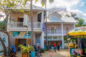 a building on the street in front of a store at Résidence Sarimanok in Nosy Be