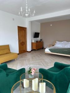 a living room with a bed and a couch and a table at Tia Vahine - Navette Gratuite Aéroport H24 in Ivato