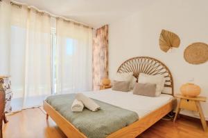 Un dormitorio con una cama grande y una ventana. en Charming 80m for 6 people with garden, en Cros-de-Cagnes 8 fotos más